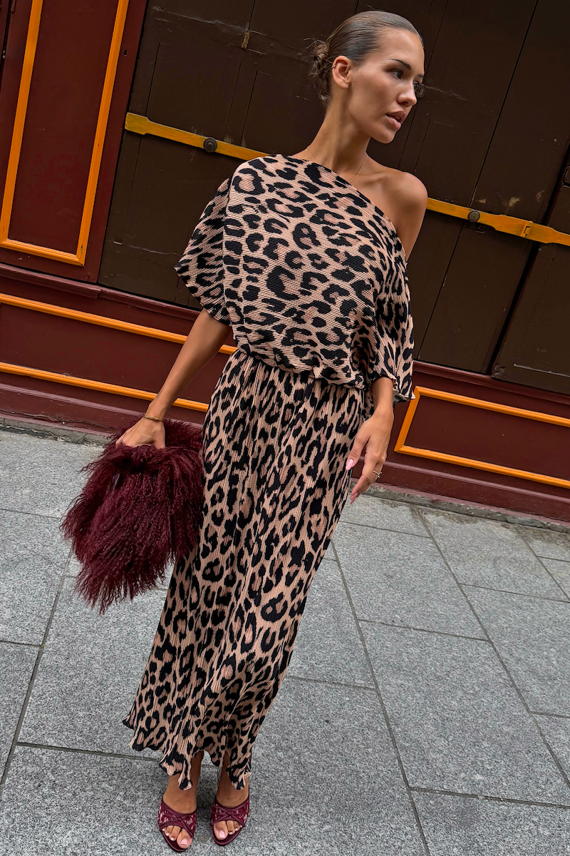Model is 5ft5” and wears size XS