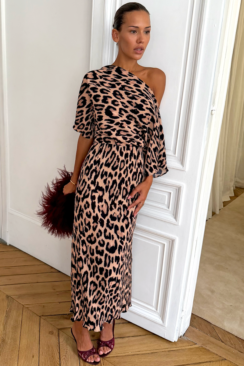 Model is 5ft5” and wears size XS