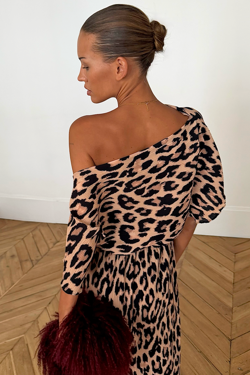 Model is 5ft5” and wears size XS