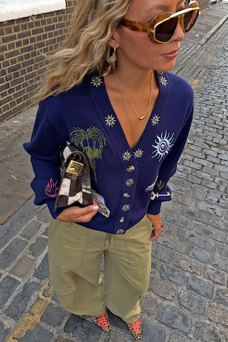Model is 5ft5” and wears size M
