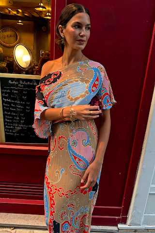 Model is 5ft7” and wears size M