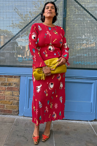 Model is 5ft9” and wears size L
