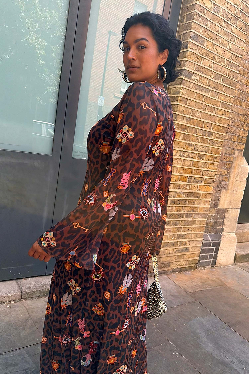Model is 5ft7” and wears UK size 18/ US 14