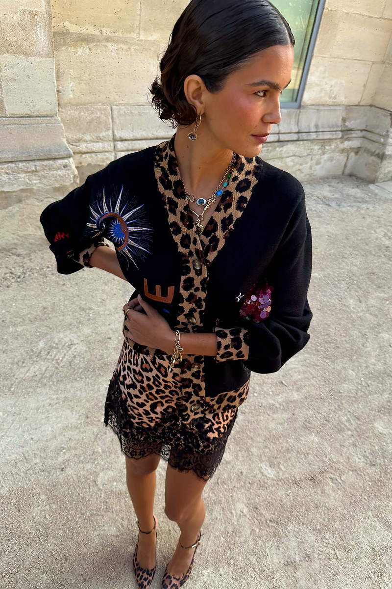 Model is 5ft7” and wears size M