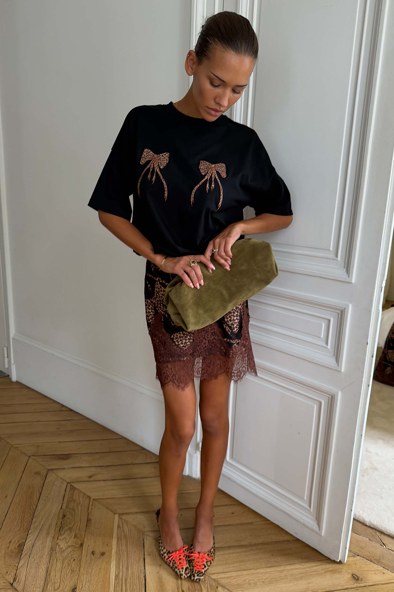 Model is 5ft5” and wears size M