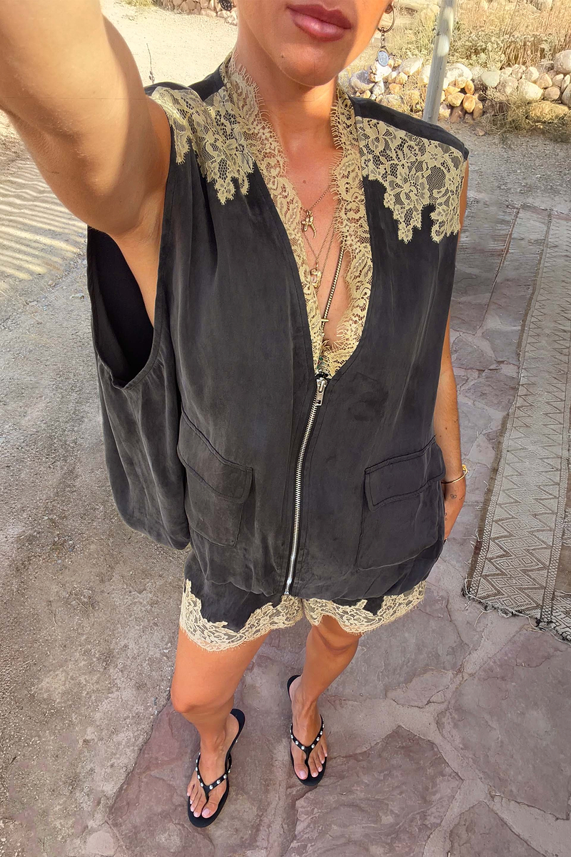 Model is 5ft3” and wears size M