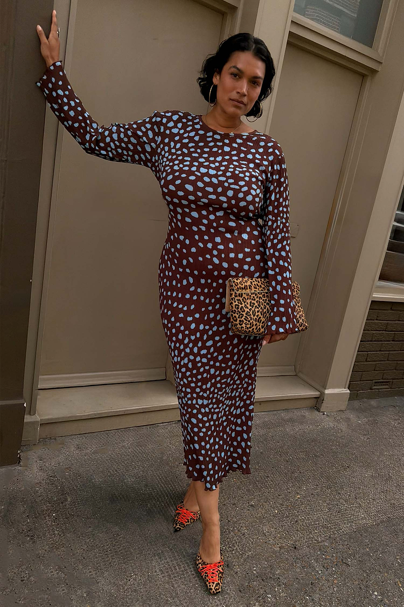 Model is 5ft7” and wears size XL