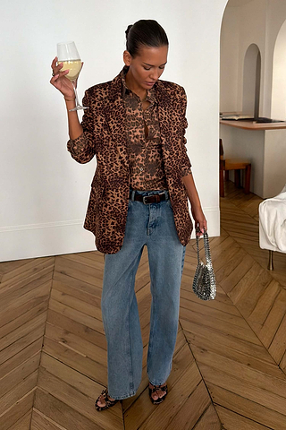Model is 5ft4” and wears UK size 10/ US 6