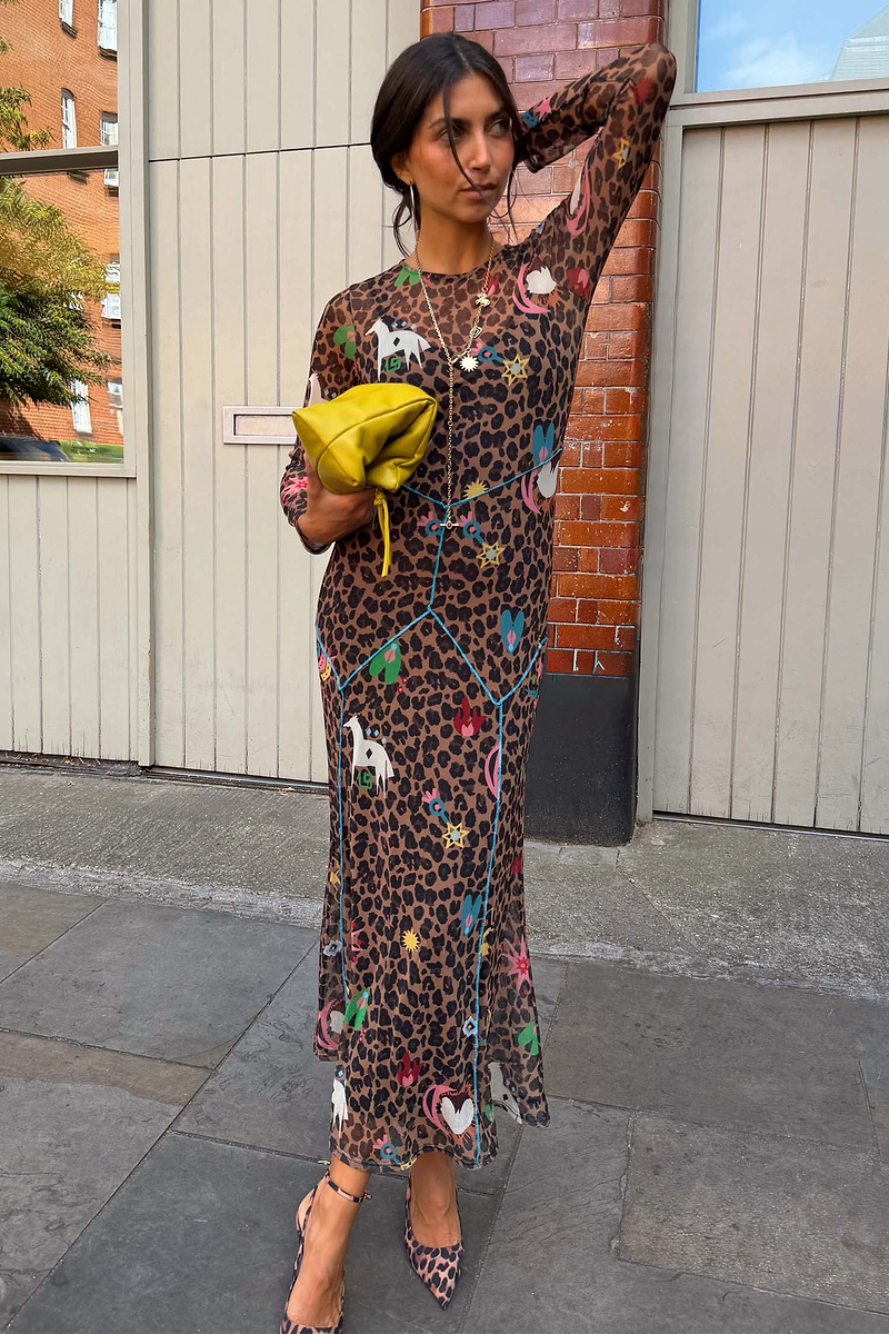 Model is 5ft7” and wears UK size 10/ US 6