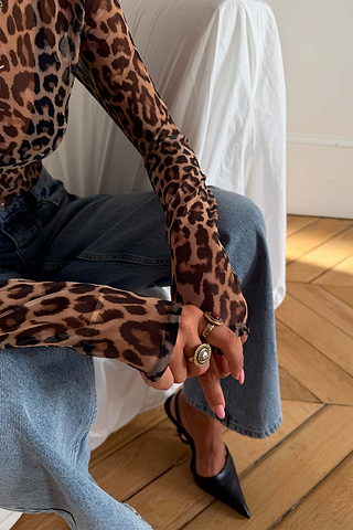 Model is 5ft4” and wears UK size 6/ US 2