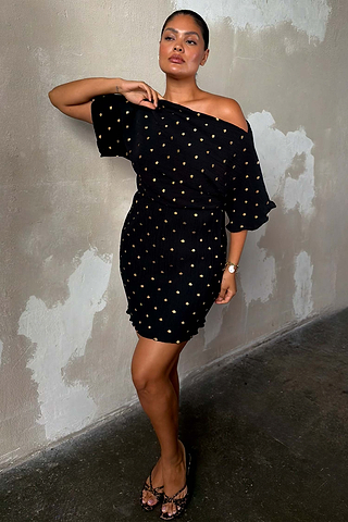 Model is 5ft10” and wears size XL