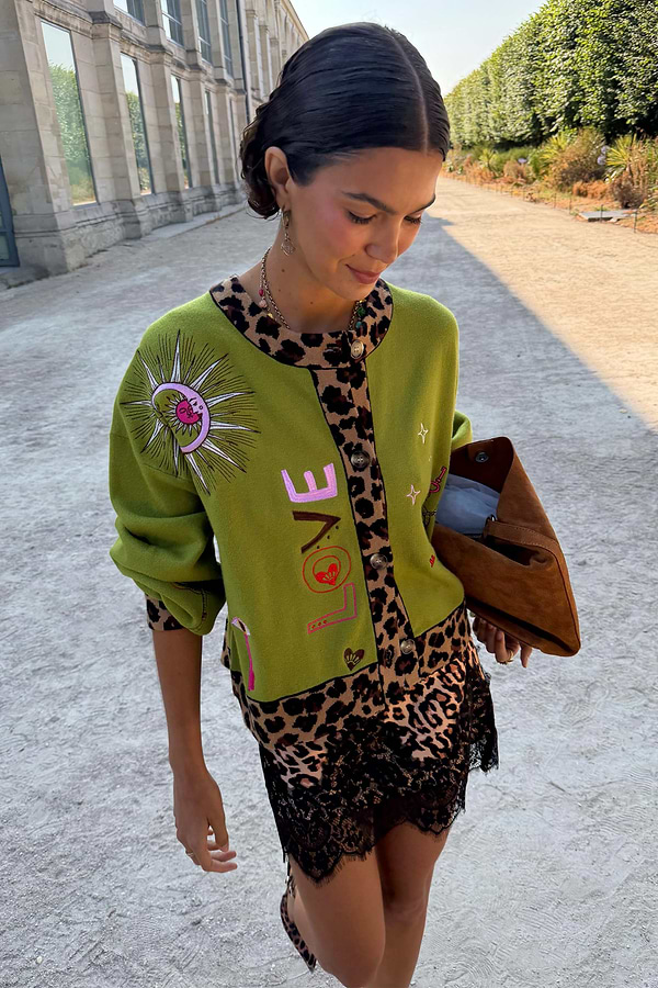 Model is 5ft7” and wears size M