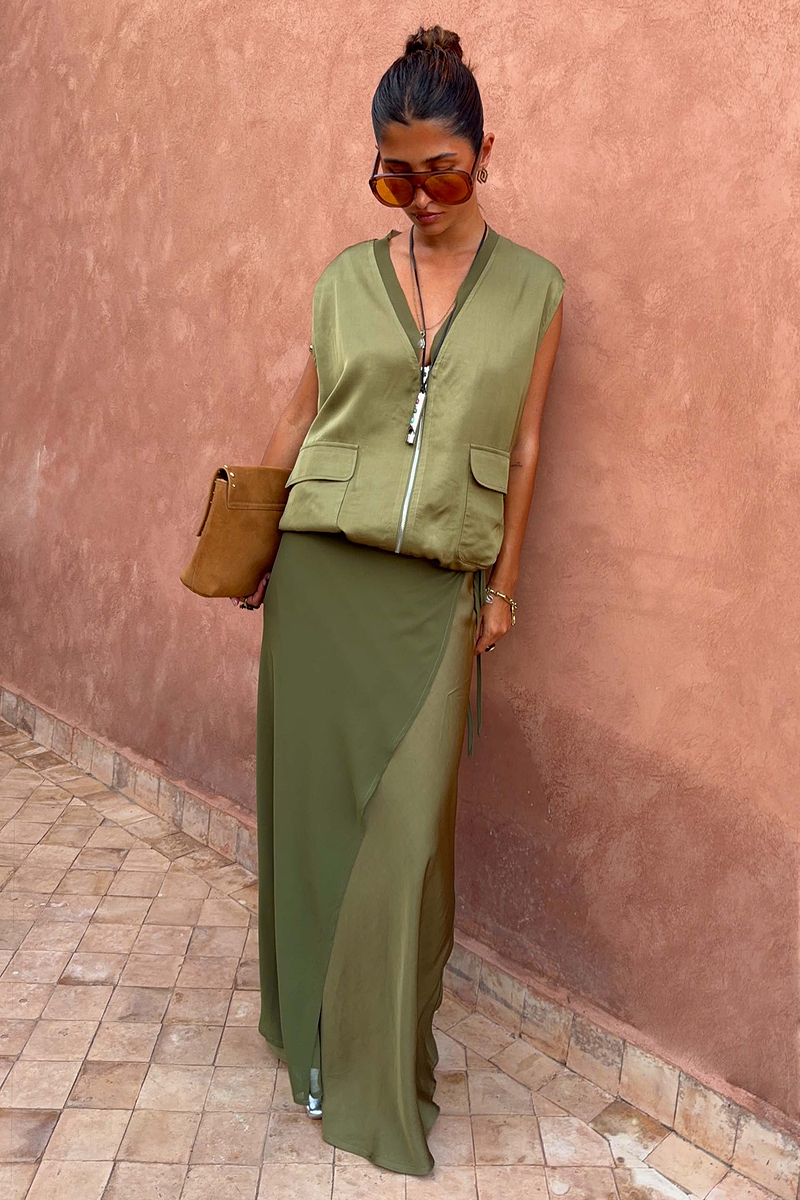 Model is 5ft4” and is UK size 6, wearing a UK size 10/ US 6