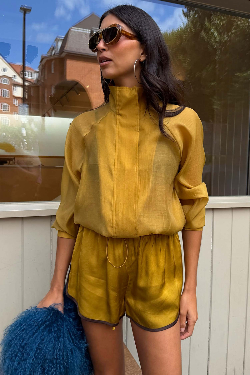Model is 5ft7” and wears size M