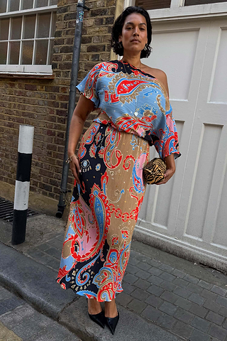 Model is 5ft7” and wears size XL