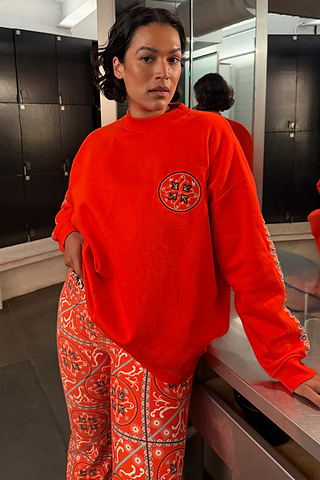 Model is 5ft9” and wears size XL