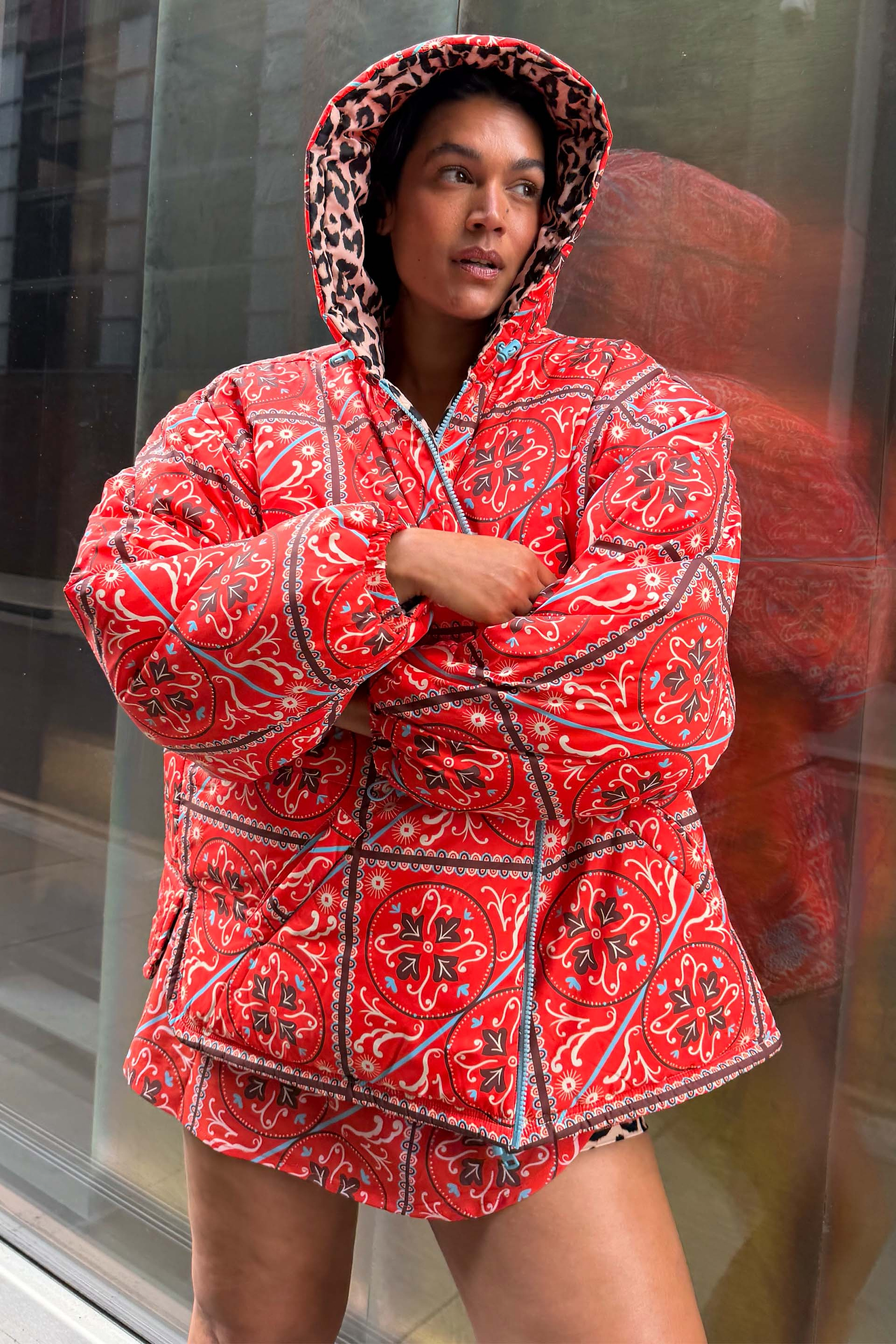 Model is 5ft9” and wears size XL