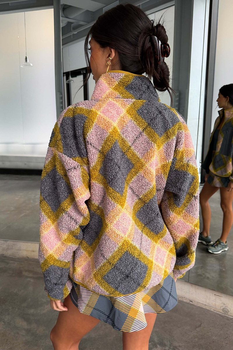 Model is 5ft7” and wears size M