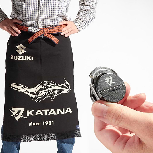 「鈴木式織機製　前掛け　KATANA」×「KATANAコラボはずる」
