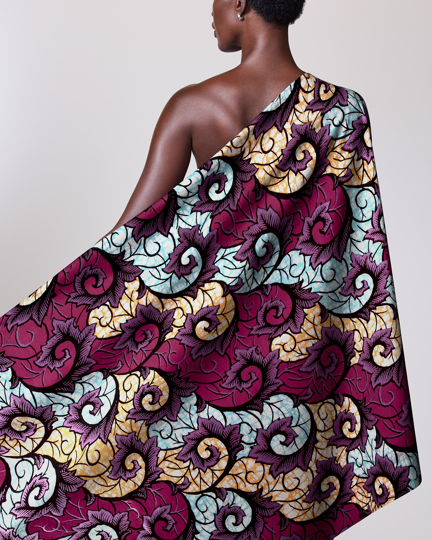 Woman draped patterned fabric super-wax vl04860.022