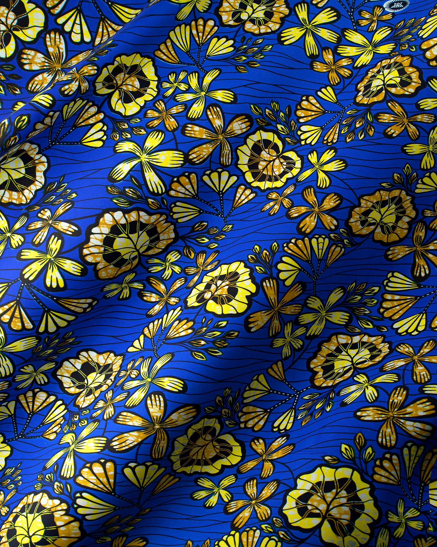 Vibrant blue fabric adorned bold super-wax vls2170.004