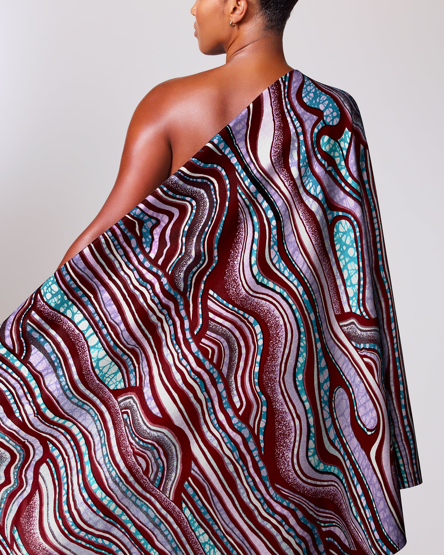 Woman draped patterned fabric grand super-wax vls2250.003