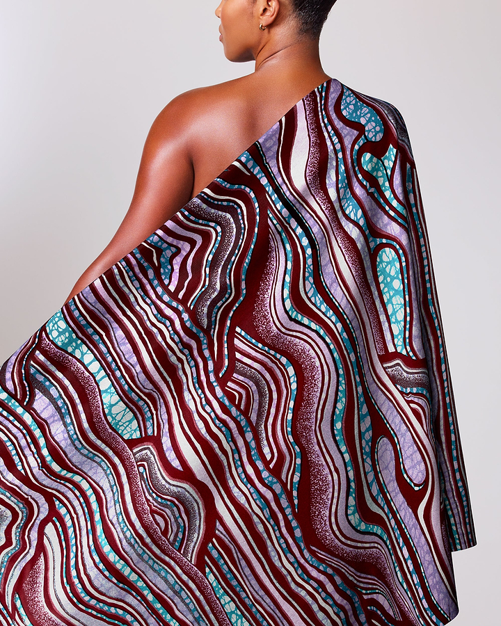 Woman draped patterned fabric grand super-wax vls2250.003