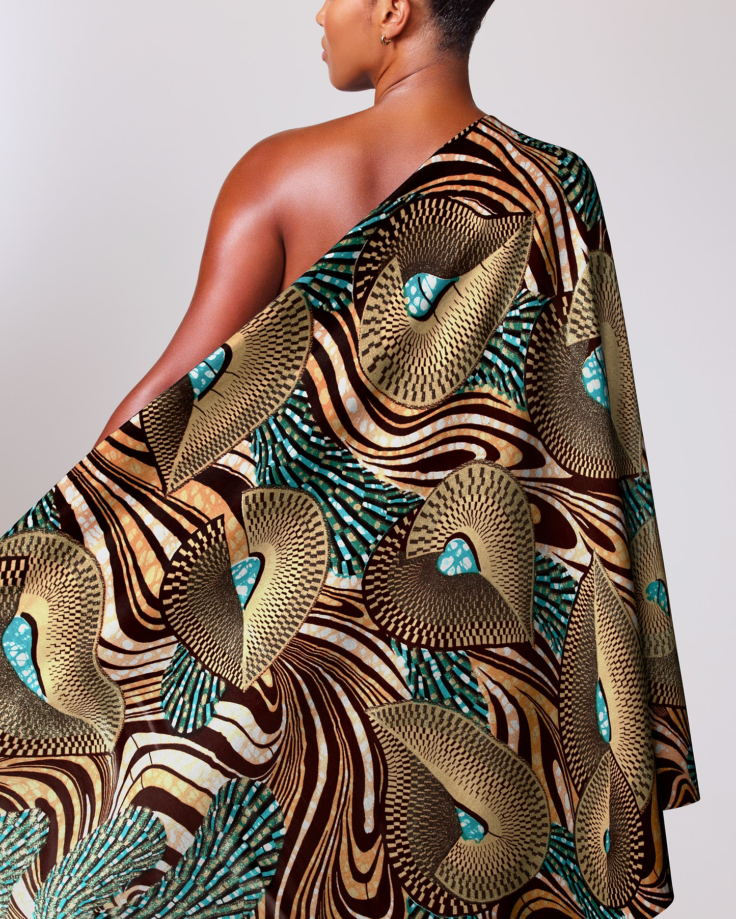 Woman wears one-shoulder garment made grand super-wax vls6997.007