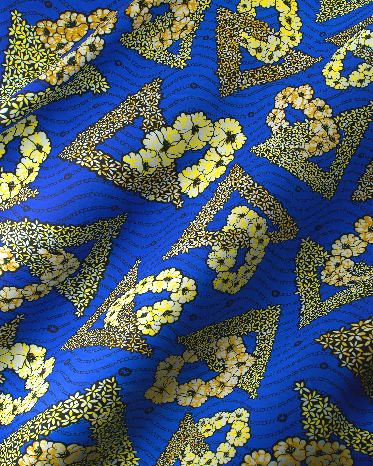 Vibrant blue fabric bold pattern super-wax vls7465.014