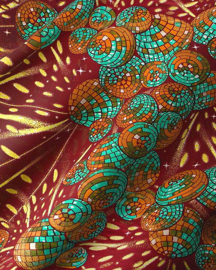 Vibrant maroon fabric adorned bold grand super-wax vls9592.005