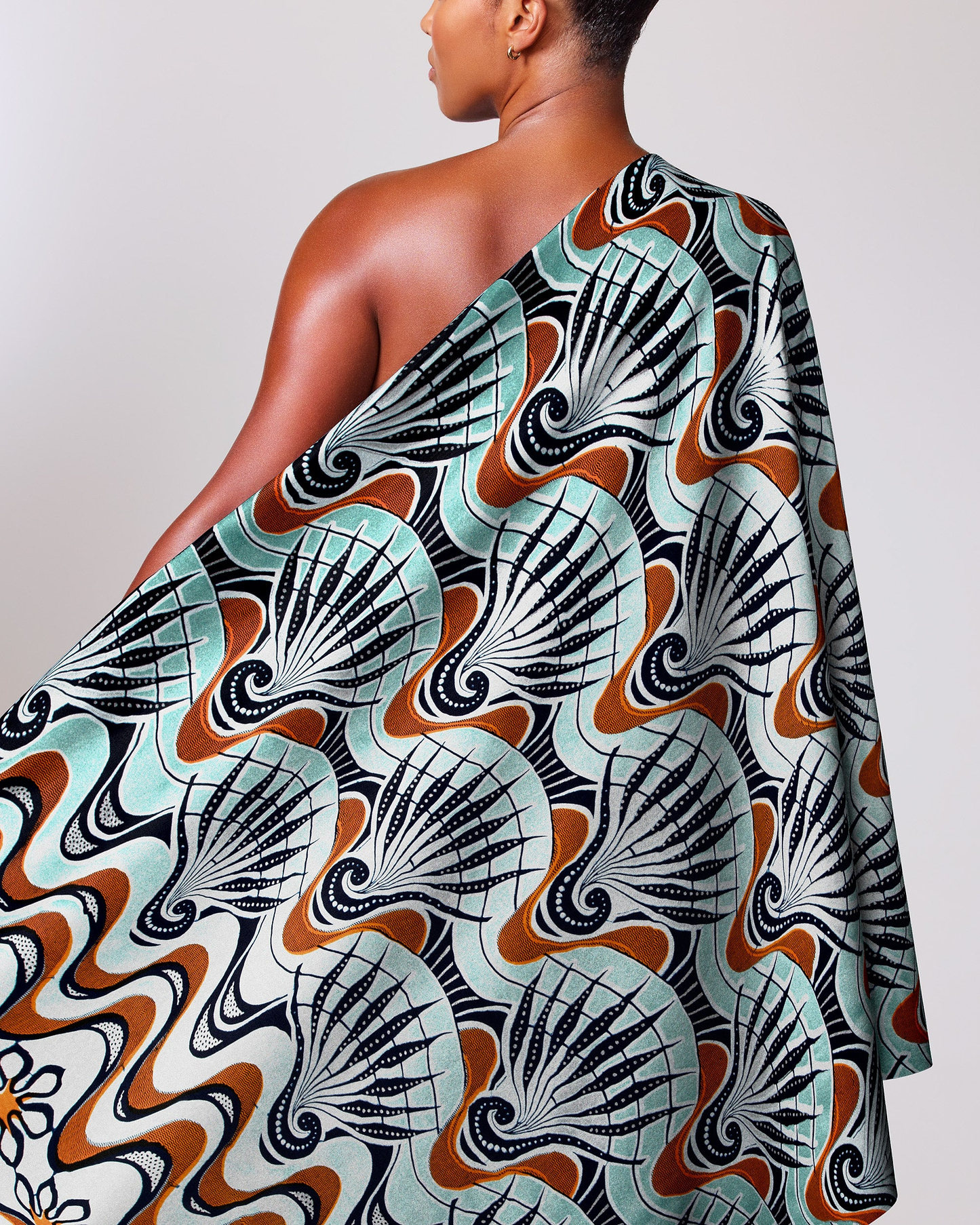 Patterned fabric draped person’s shoulder wax glitterglam vlw6801.020