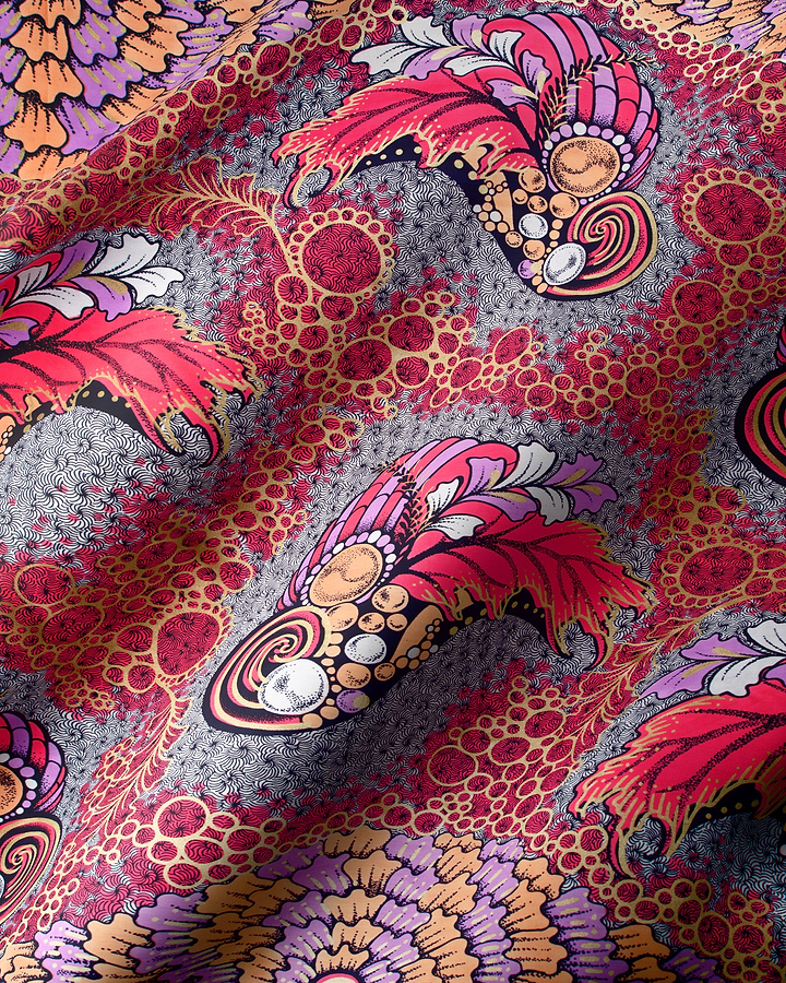 Vibrant paisley-patterned fabric rich reds satin royal vlw9427.005