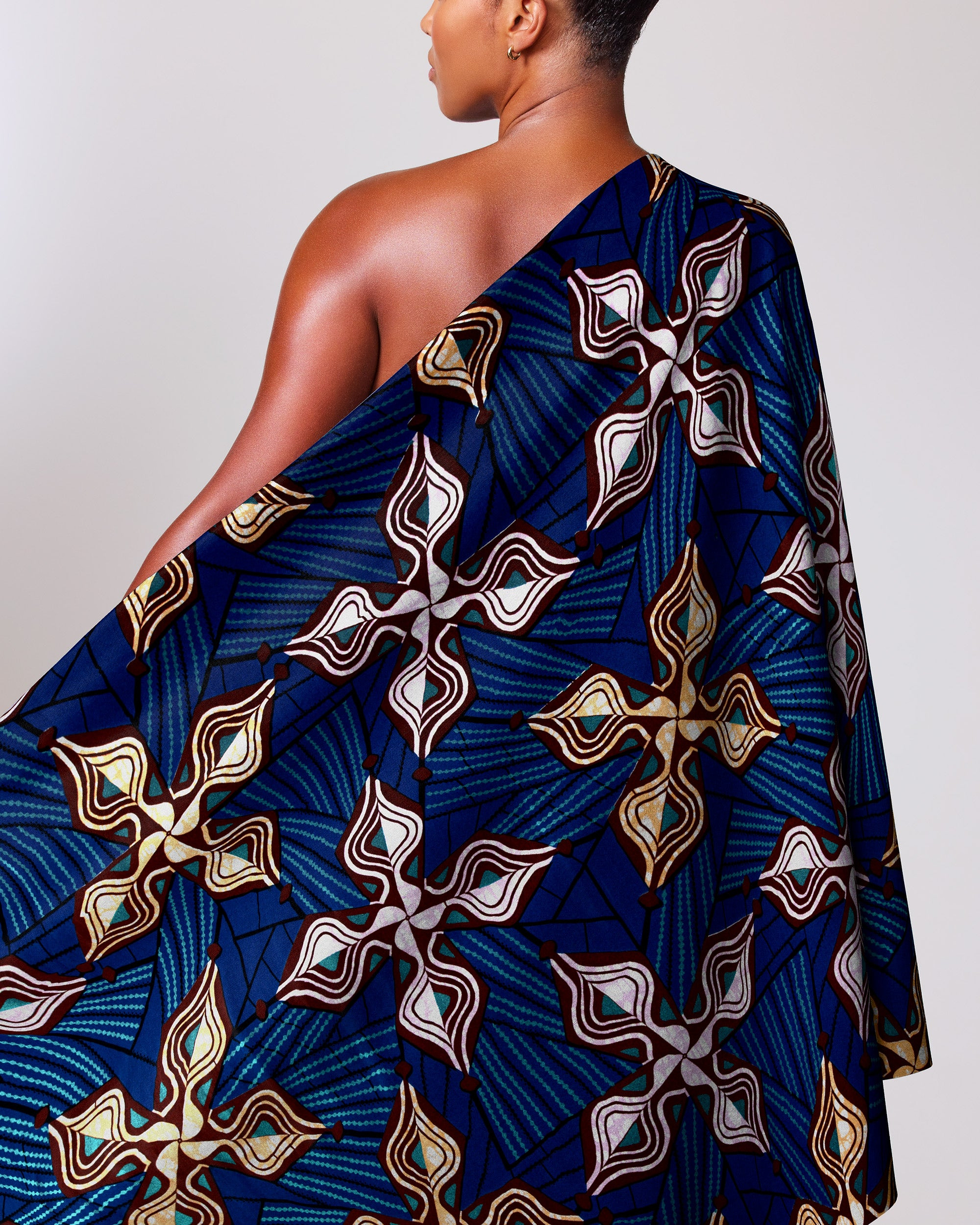 Woman wears one-shoulder dress made super-wax vls0562.017