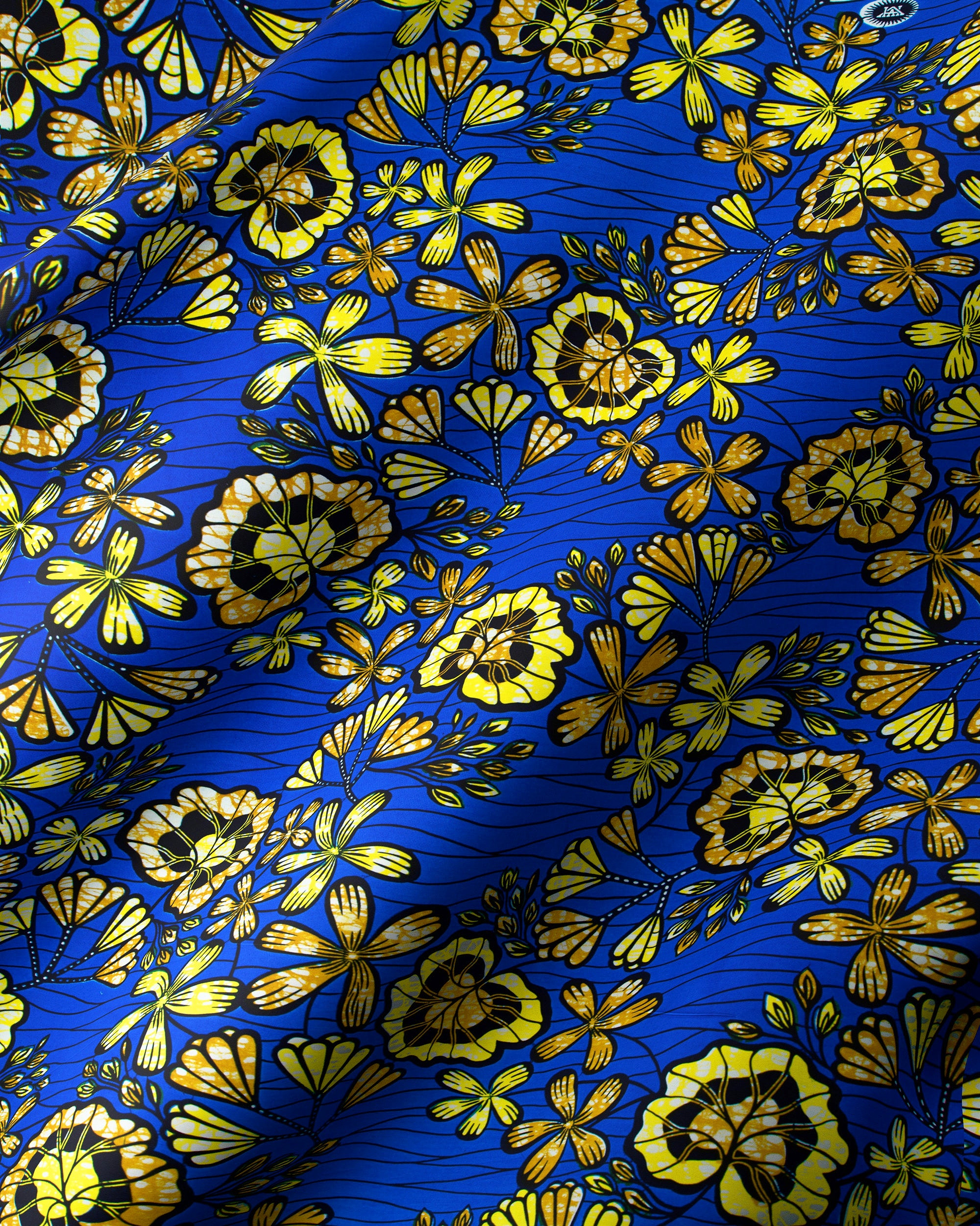 Vibrant blue fabric adorned bold super-wax vls2170.004