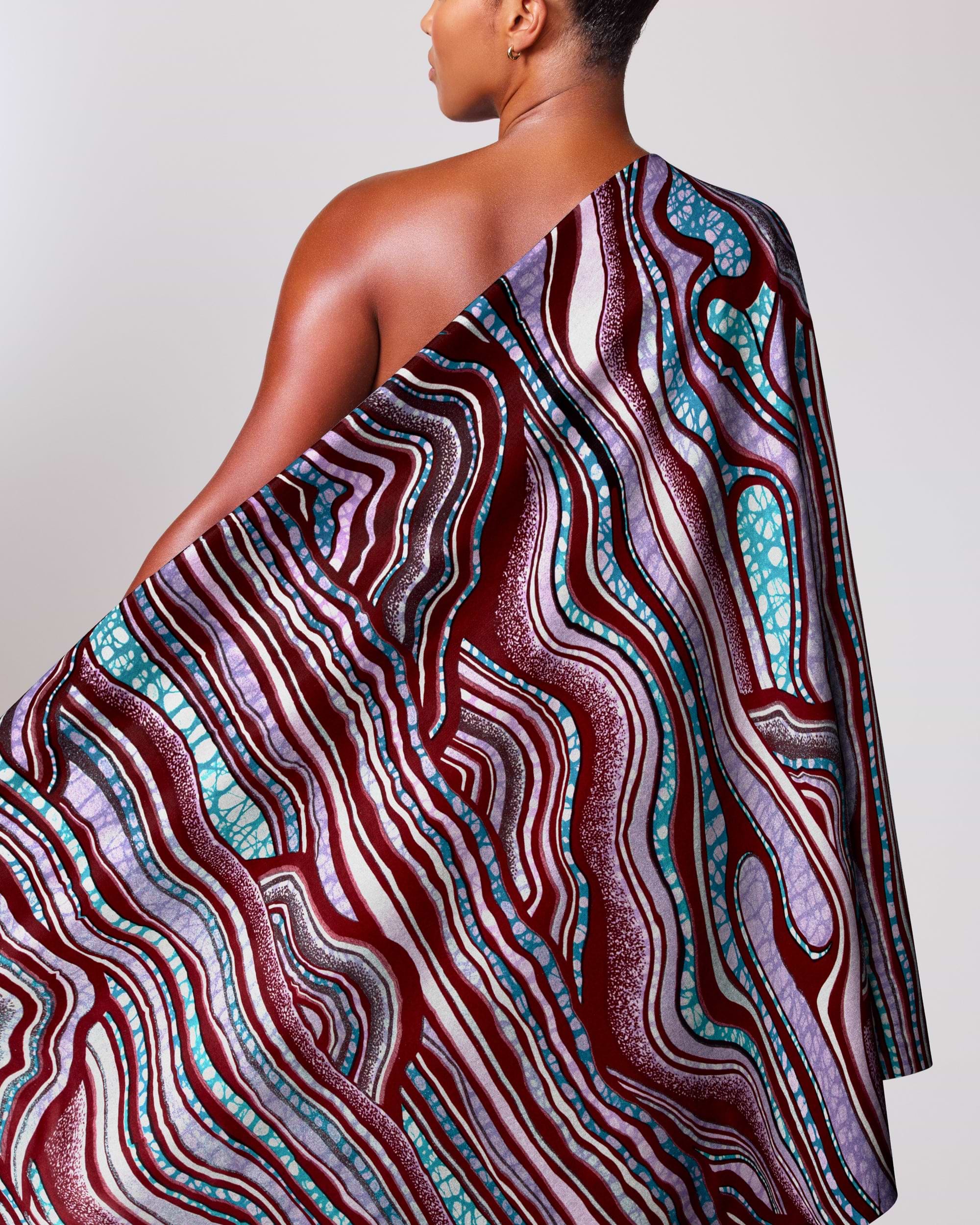 Woman draped patterned fabric grand super-wax vls2250.003