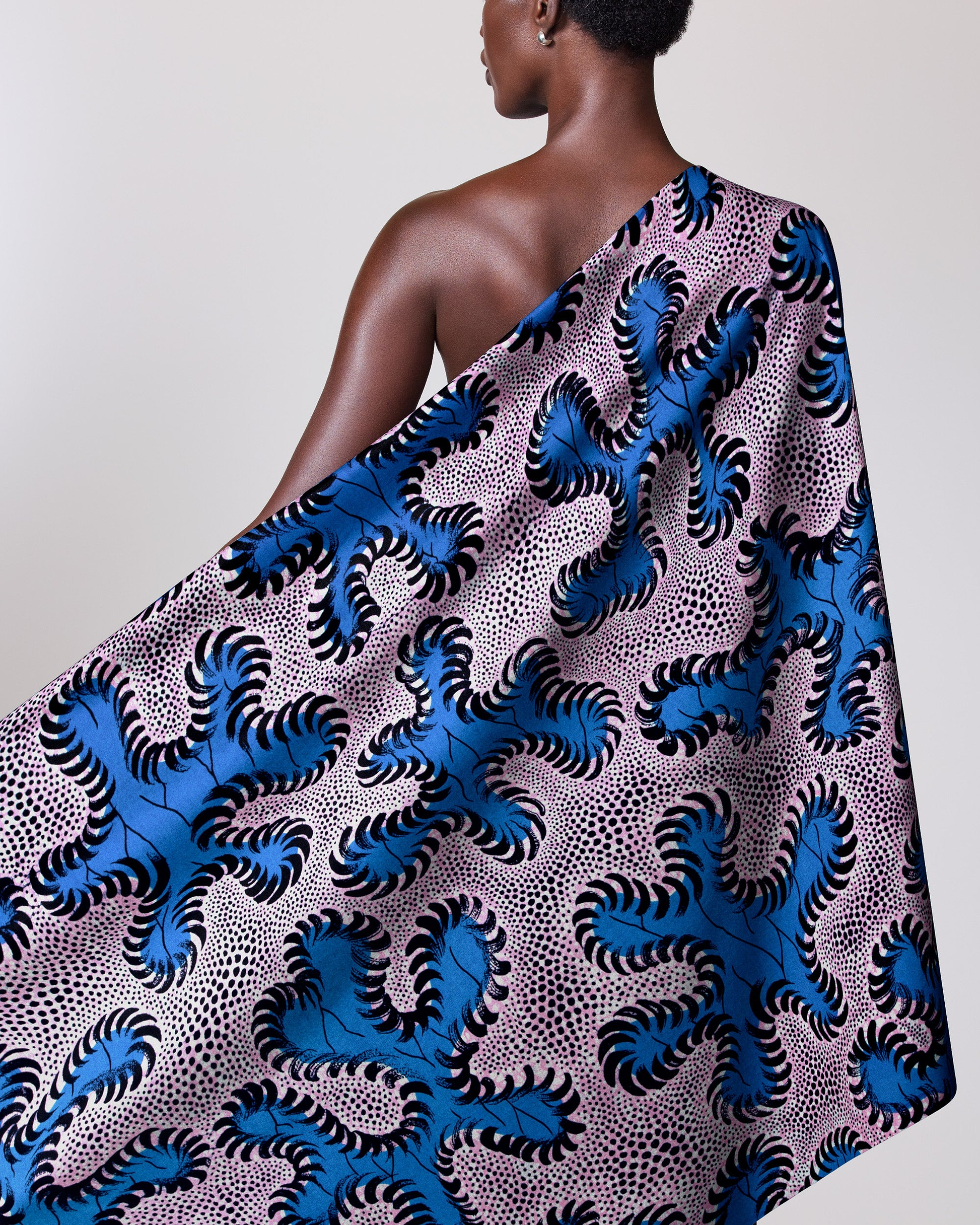 Vibrant blue black patterned fabric wax hollandais vlw8651.003