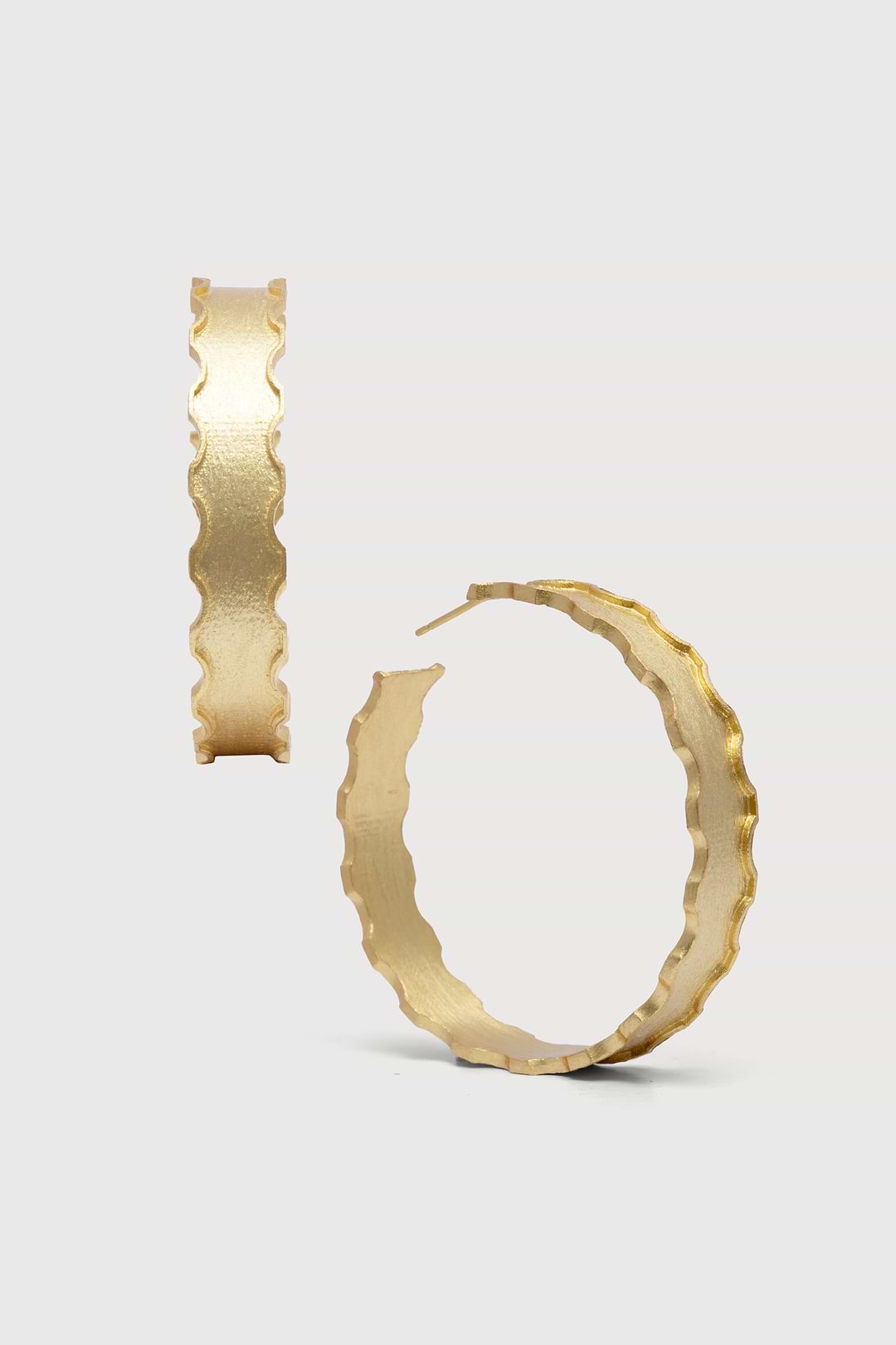 LARGE SCALLOPED HOOP EARRINGS Gold