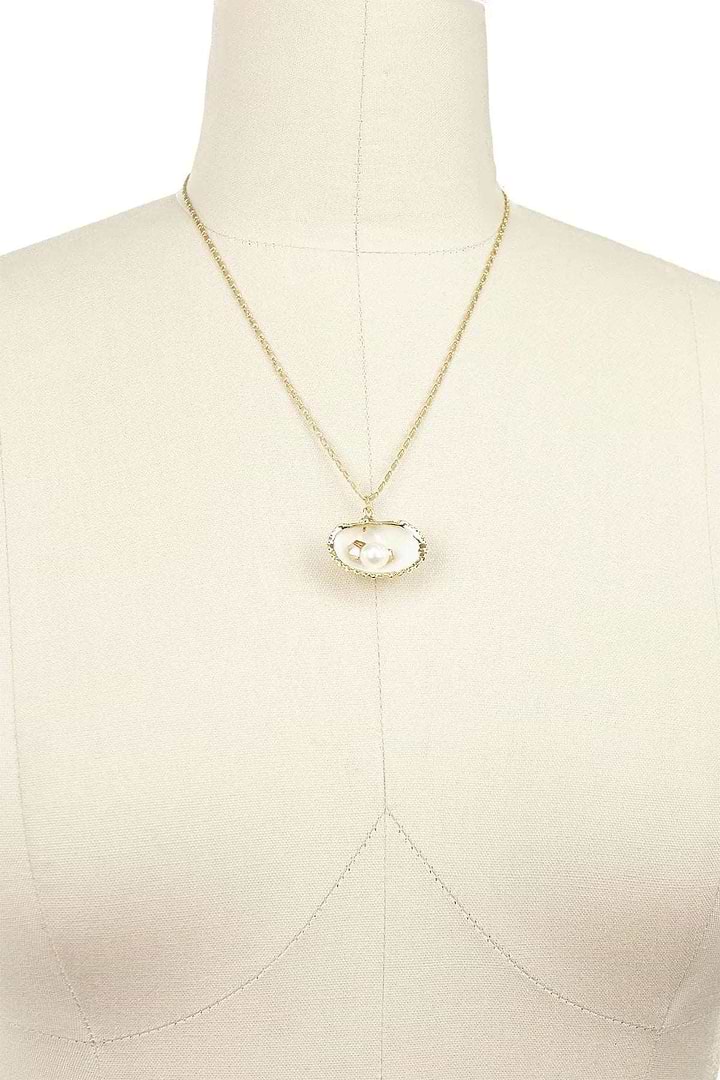 Pearl And Shell Gold Chain Necklace - Gold