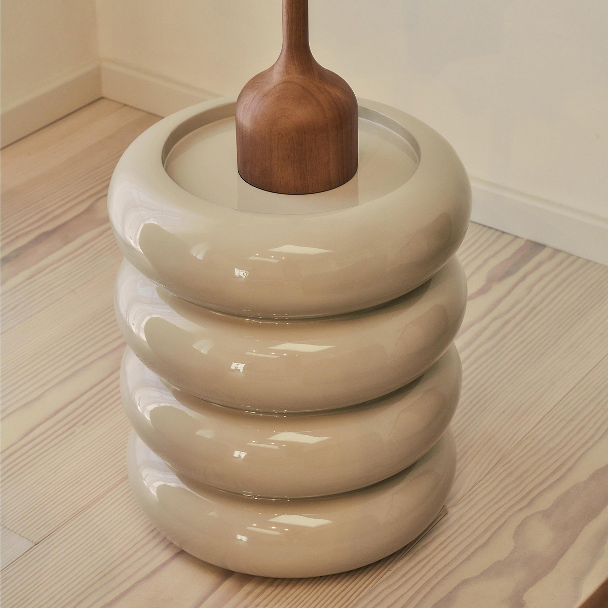 Compton - High Gloss Ivory Round Side Table