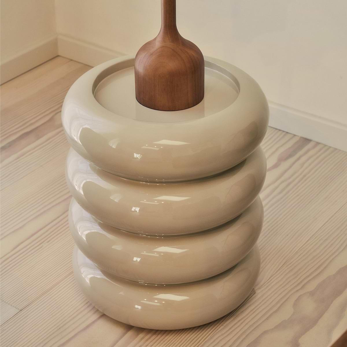 Compton - High Gloss Ivory Round Side Table