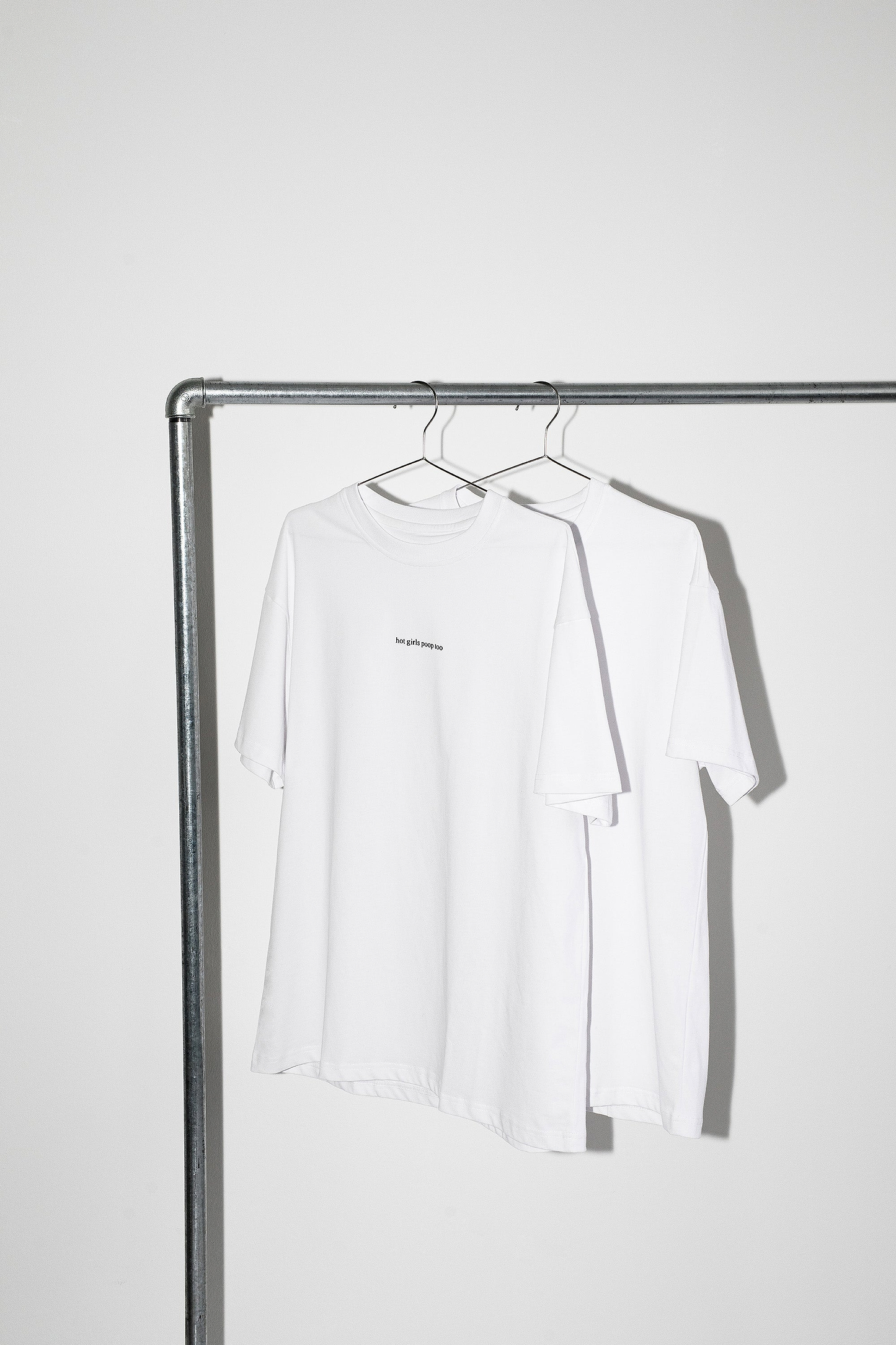 T-Shirt "Hot girls poop too"