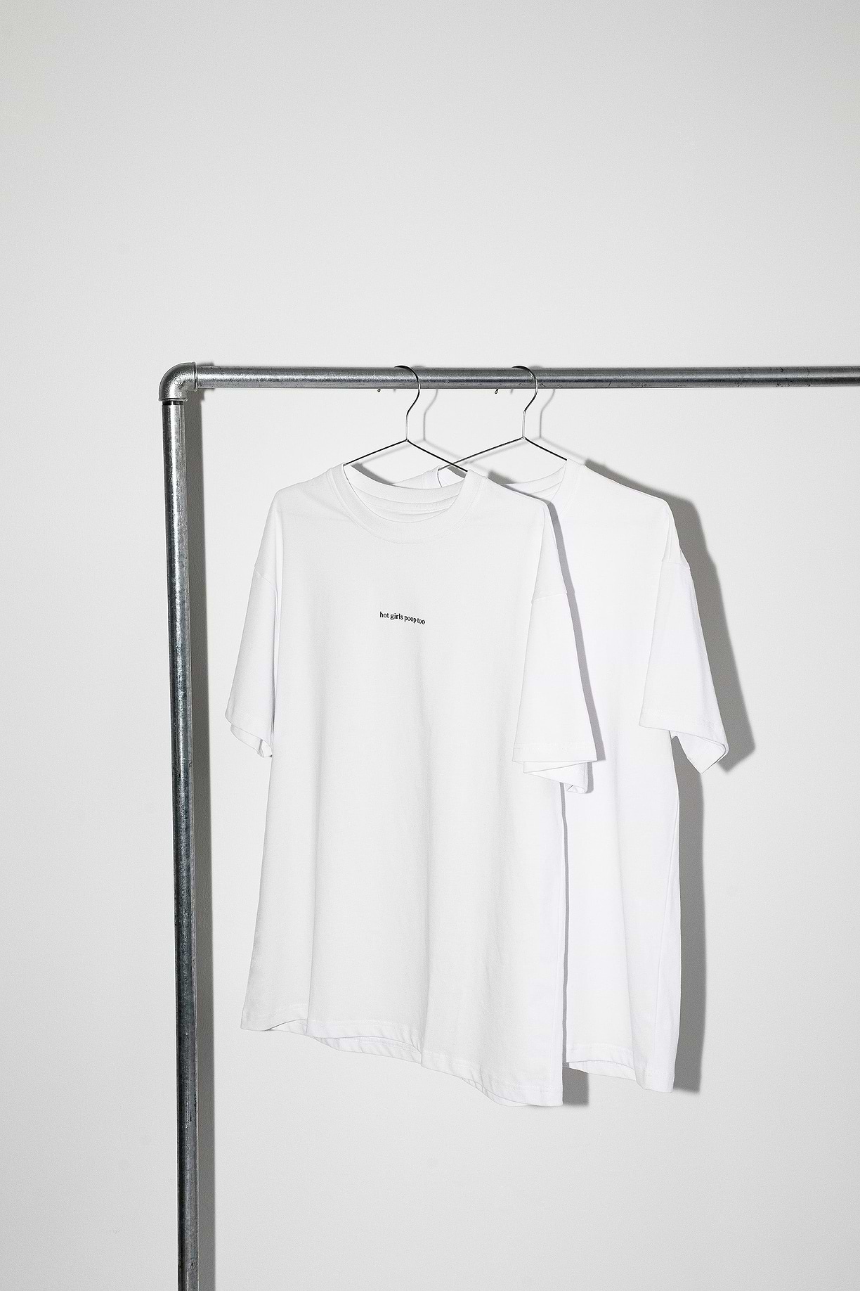 T-Shirt "Hot girls poop too"