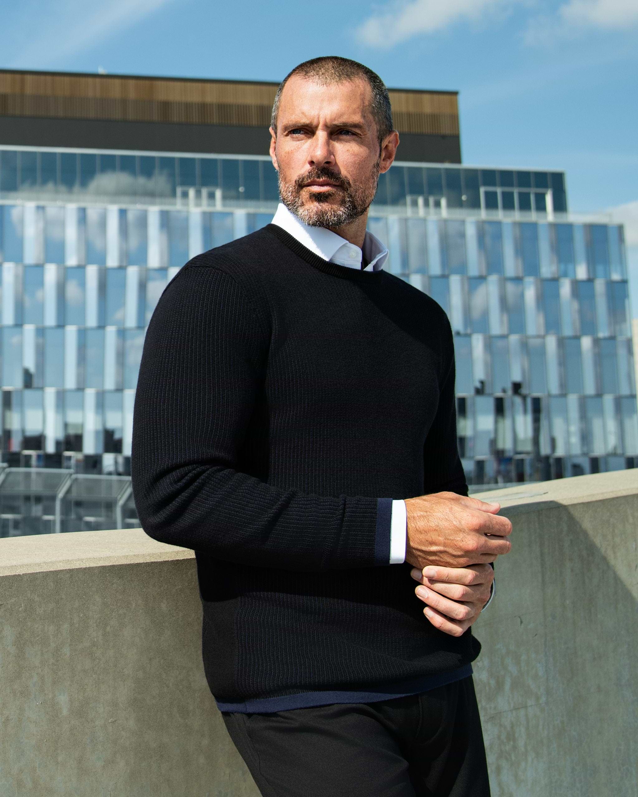 Lightweight Ribbed Knit Crewneck Sweater - Navy & Black