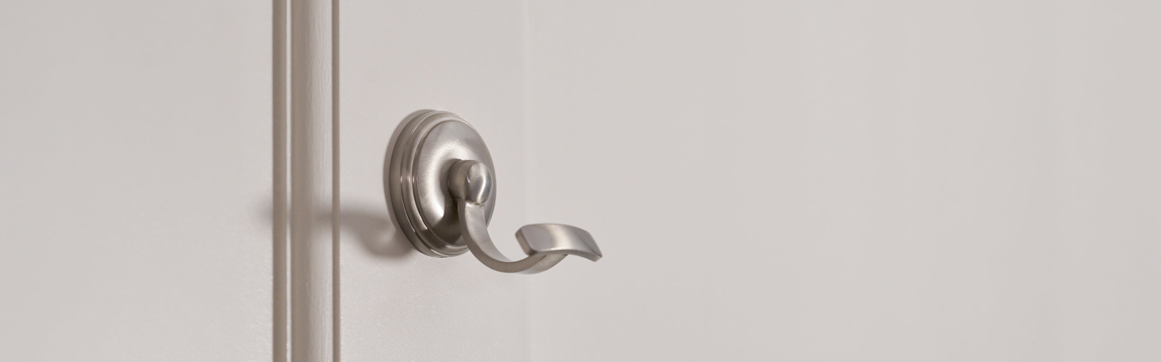 Haken und Regalhalter aus satiniertem Nickel