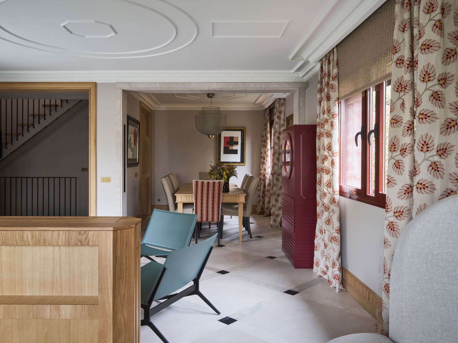 Een klassieke vibe in een modern huis met Mireia Semis