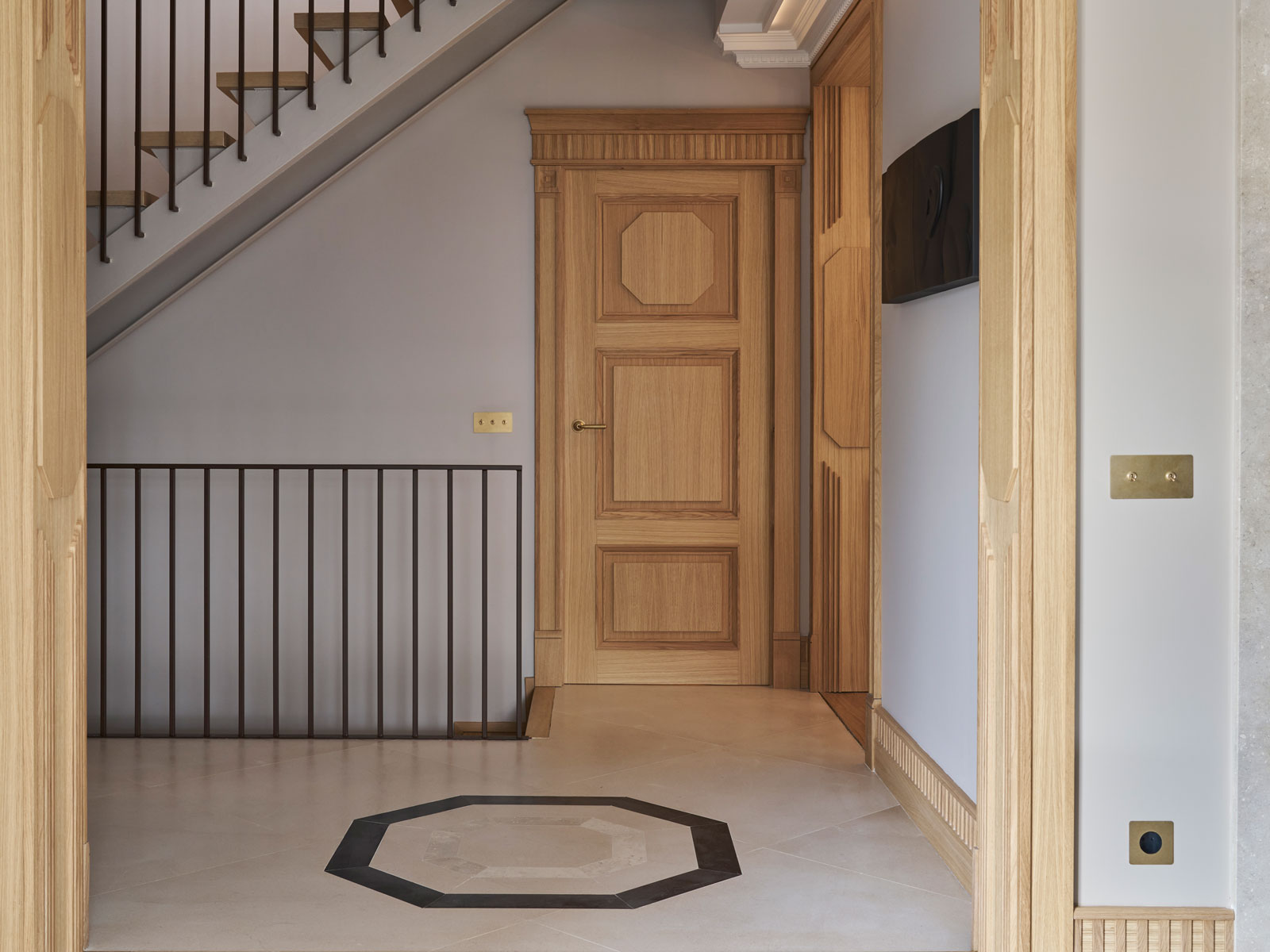 Een klassieke vibe in een modern huis met Mireia Semis
