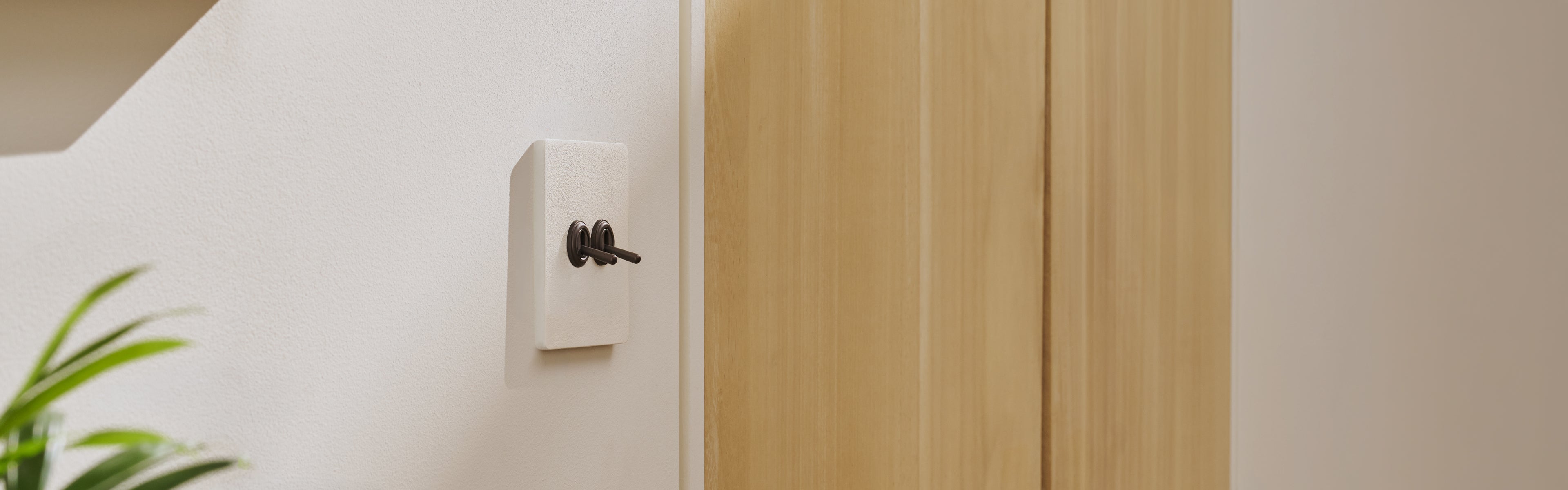 Grove – beschilderbare bronzen schakelaars en stopcontacten