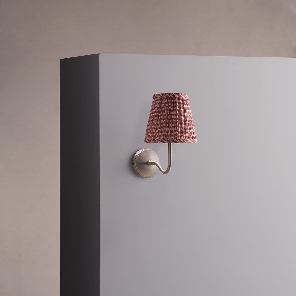 Malvern Liten Vägglampa, Plisserad Terrakottaröd – Borstad Nickel
