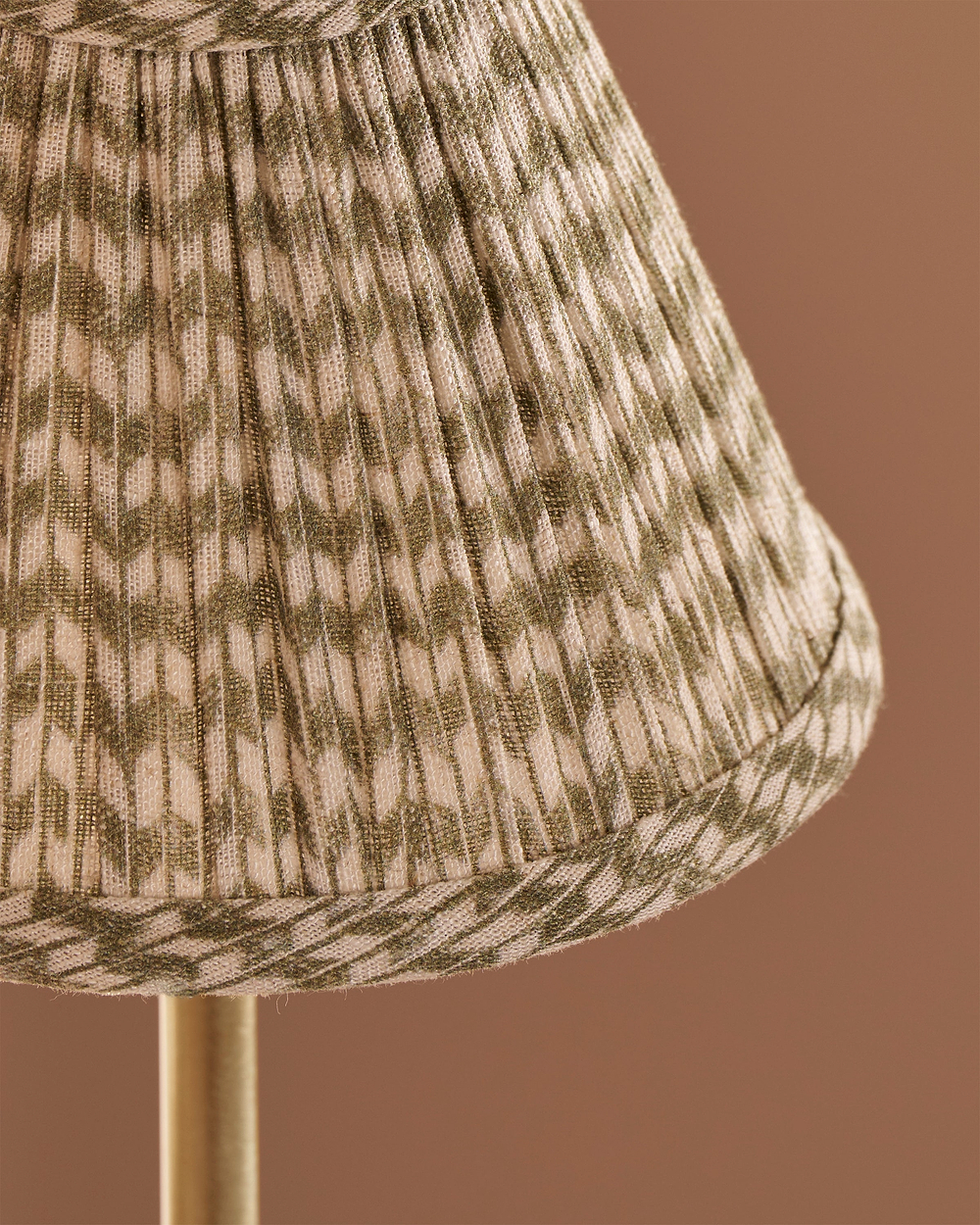 Cotswold Wall Light Pleated Moss Green – Antique Brass