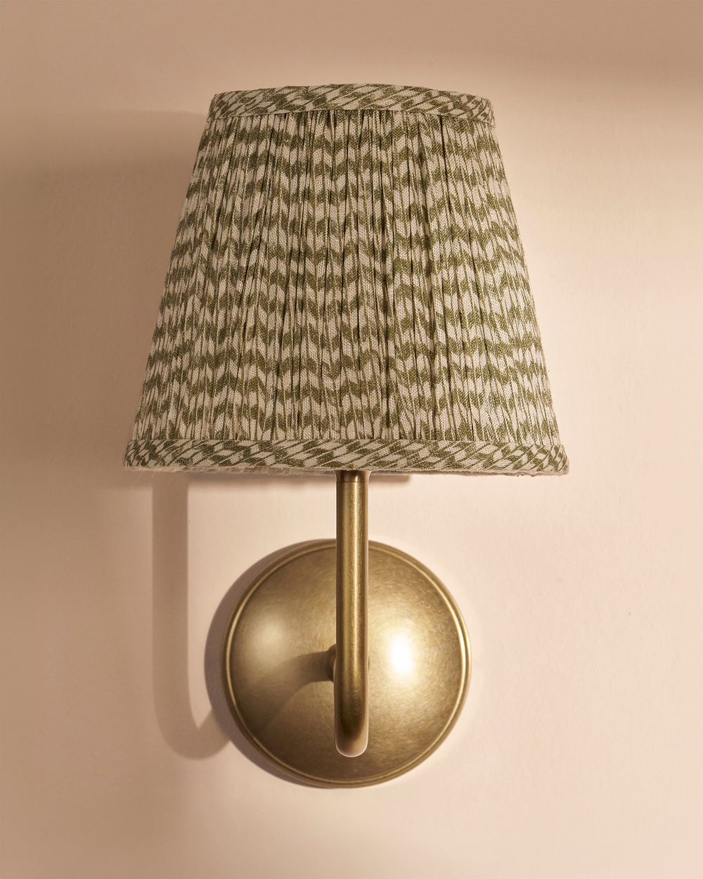 Malvern Applique Media con Paralume Plissettato Verde Muschio – Ottone Antico